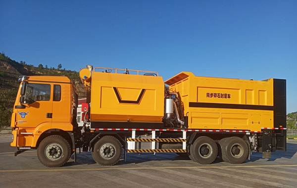 Technical features of fiber synchronized gravel sealing vehicle_1